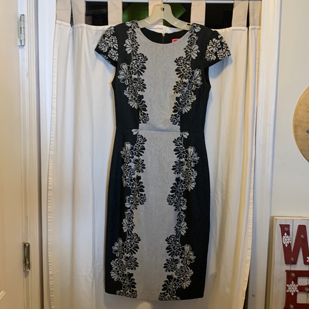 Betsy Johnson black and gray floral color block wiggle dress size 2